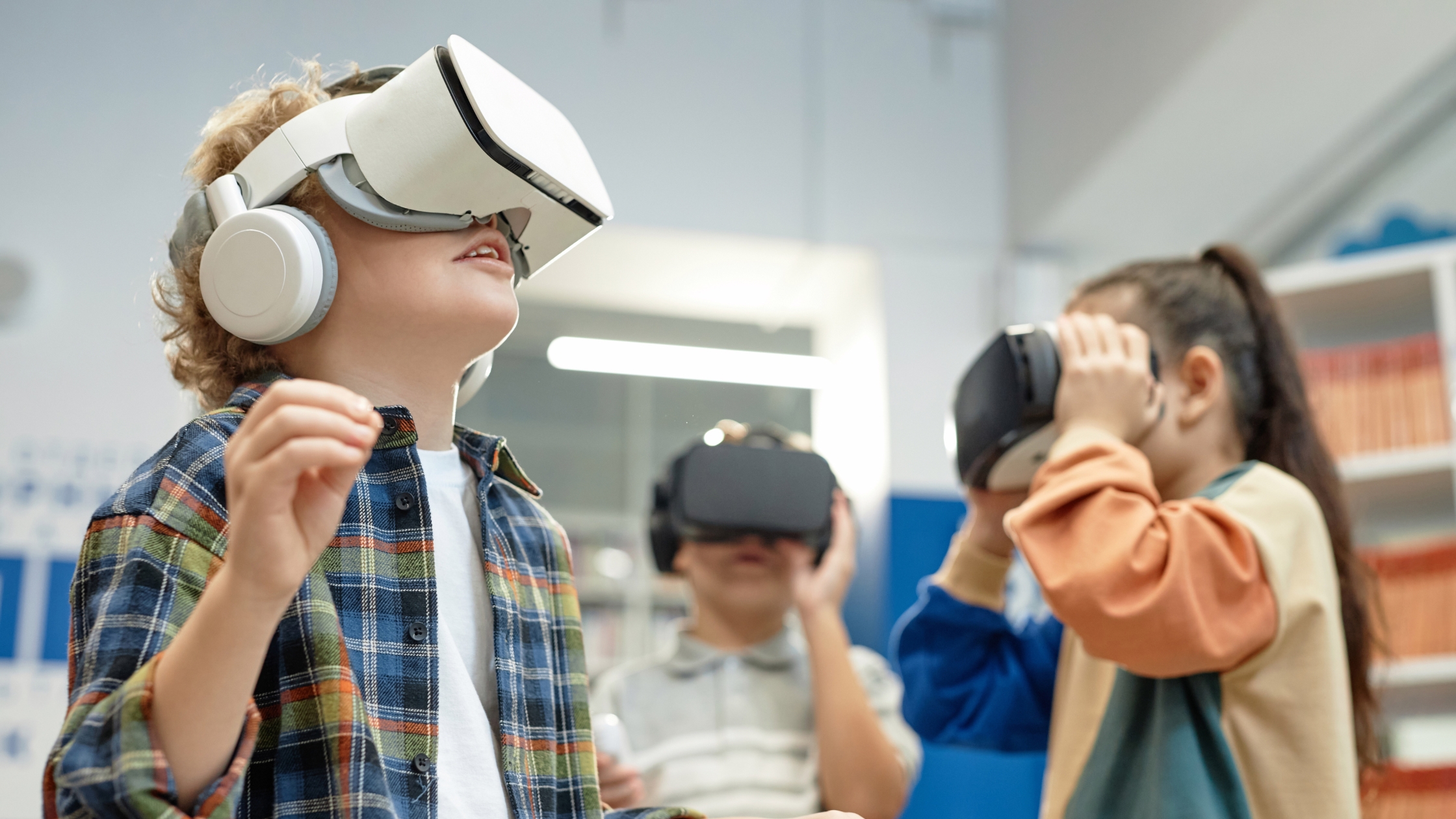 clindren wears vr headset